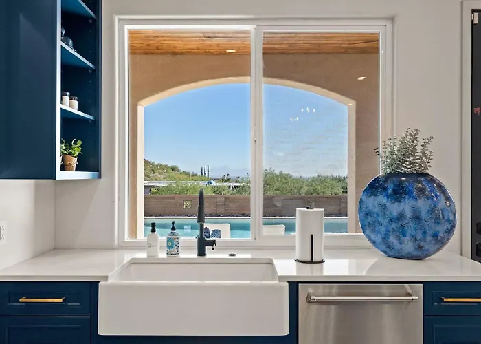 Luxury Foothills Estate • Heated Pool Views Holiday home *