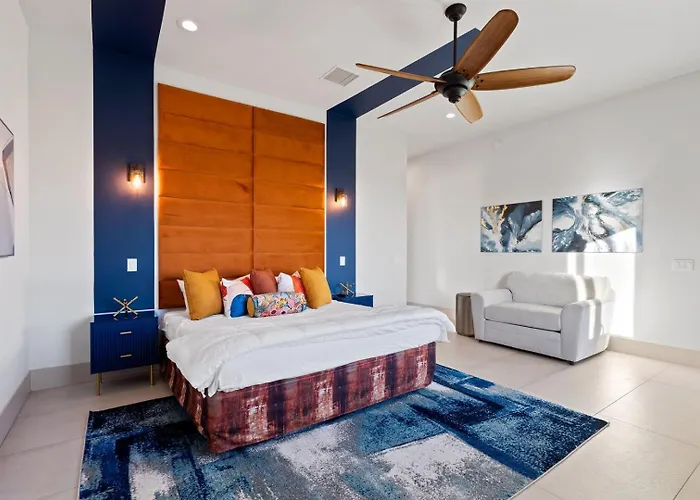 Luxury Foothills Estate • Heated Pool Views Holiday home *