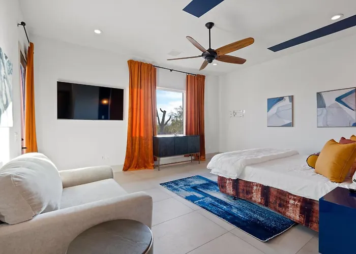 Luxury Foothills Estate • Heated Pool Views Holiday home