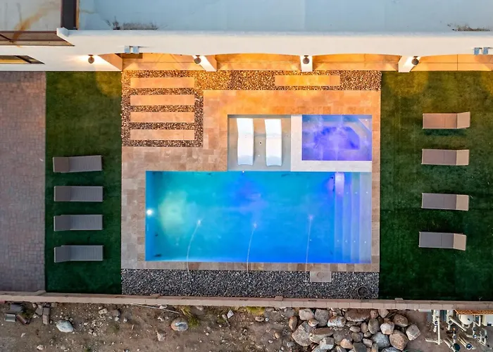 Luxury Foothills Estate • Heated Pool Views Holiday home